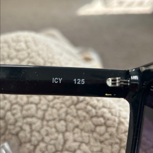 Quay Icy 125 black gradient sunglasses - Picture 4 of 6